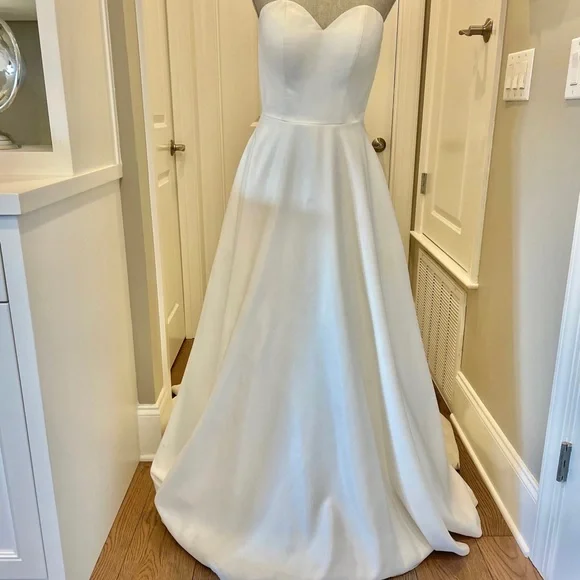 🌟💜🌟STELLA YORK Ivory Wedding Dress with Detachable Sleeves Altered to Sz 2 - Picture 7 of 14